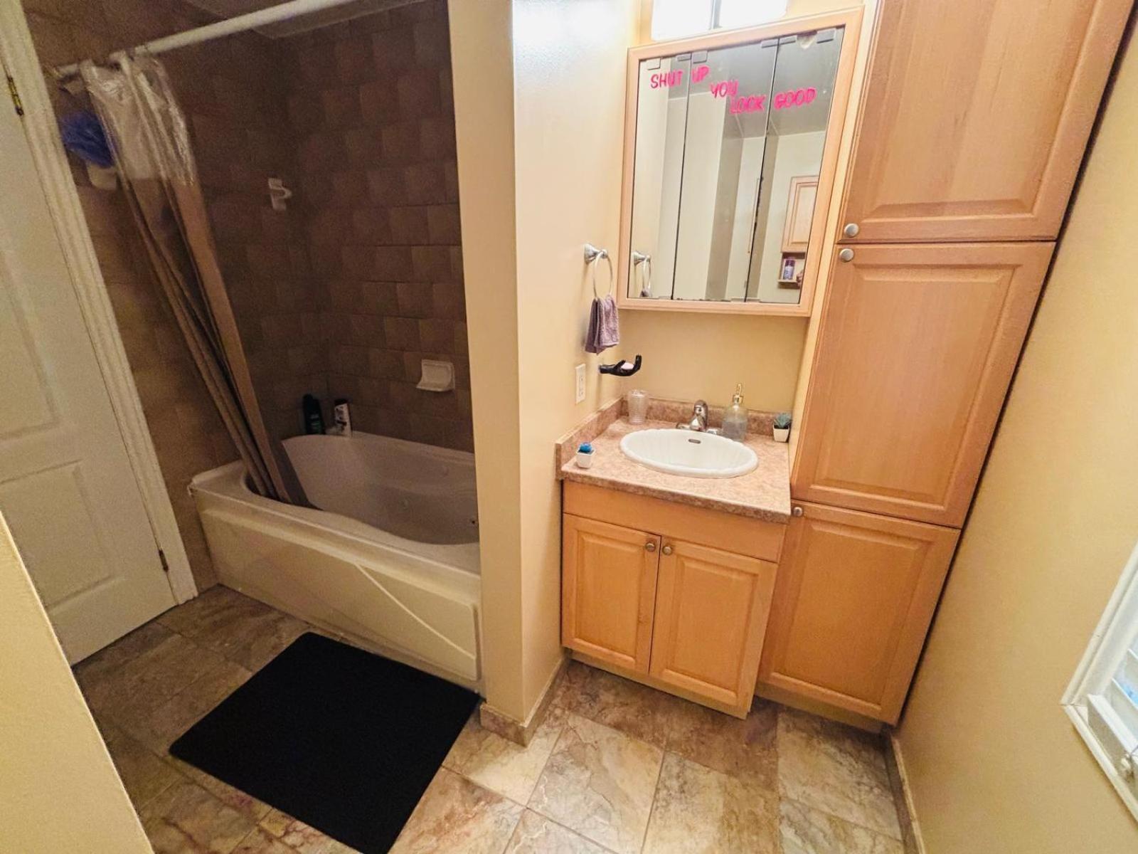 Square One Mississauga Suite- Attached Bathroom, Walking Transit & Plaza מראה חיצוני תמונה